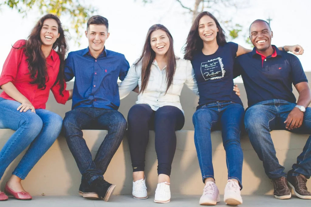 5 personnes côte à côte