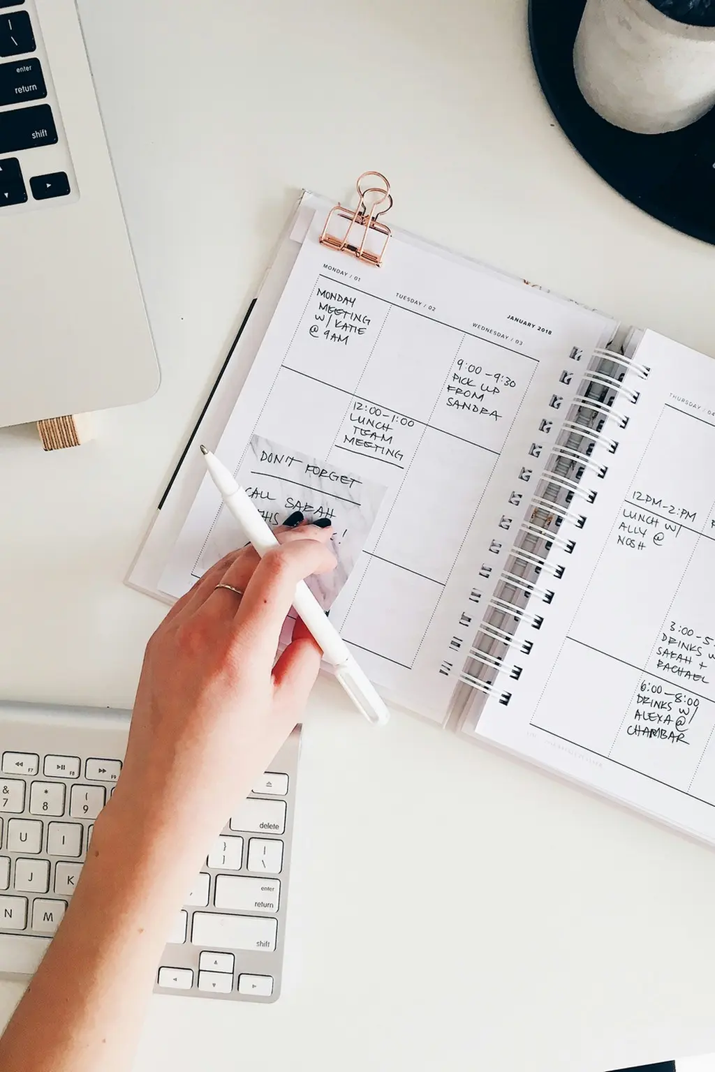 bureau avec des notes