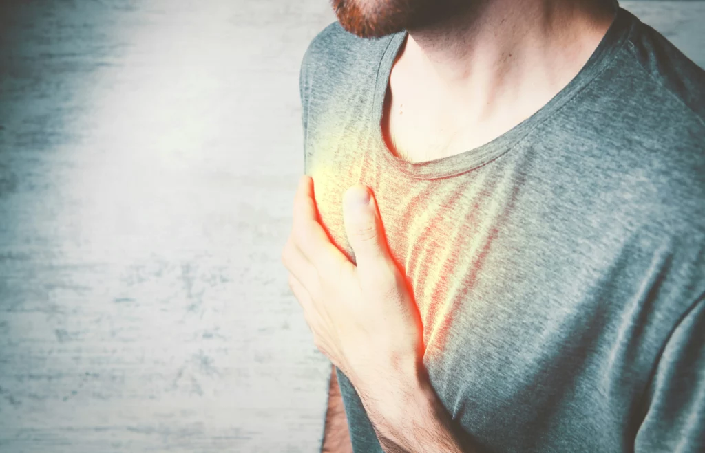 homme qui se tient le torse et qui a une zone inflammée