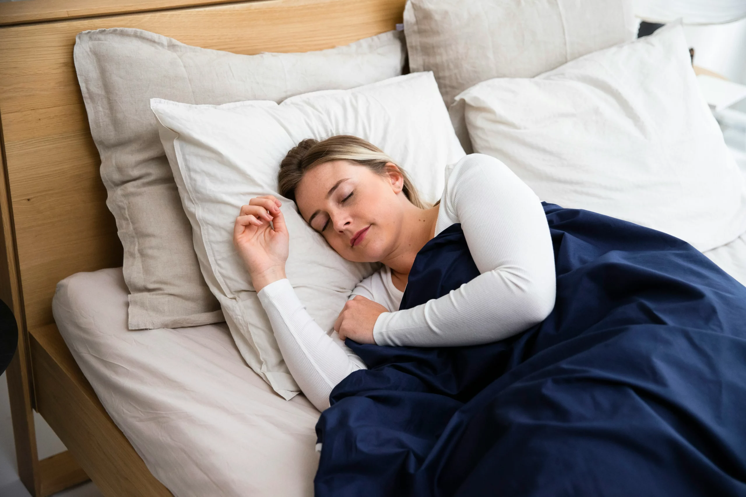 femme qui dort dans son lit
